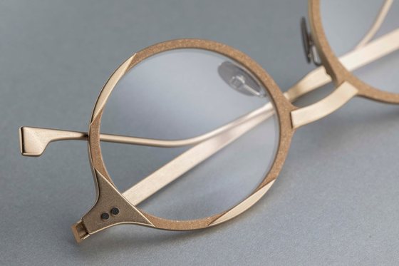 Fraisée dans la masse, sans une soudure : le cercle, le pont et la charnière sont d'une seule pièce.